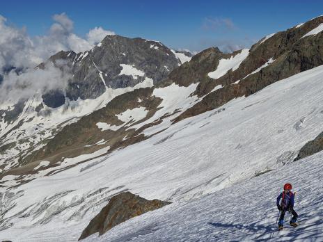 L'accès à l'arête se fait en traversant le glacier des Glaciers à l'horizontal.