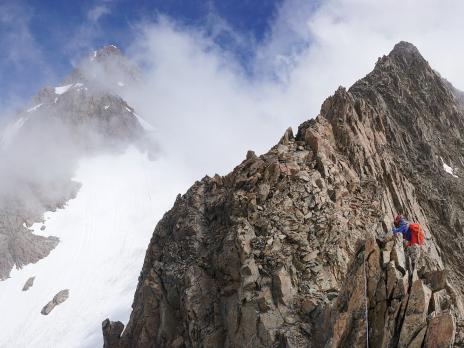 L'arête Franco italienne de la grande aiguille en arrière plan.