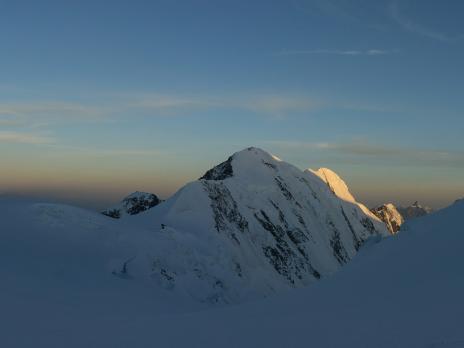 L'arête du Lyskamm au lever du jour.