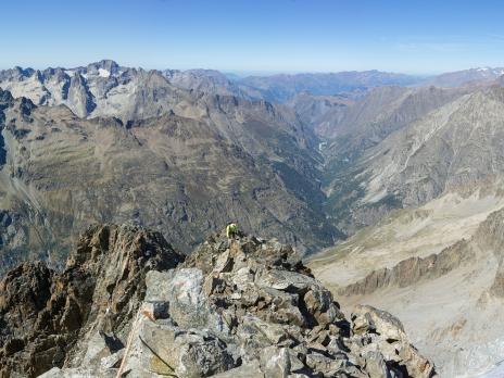 Arrivée au sommet des Fétoules. derrière nous la vallée du Vénéon.
