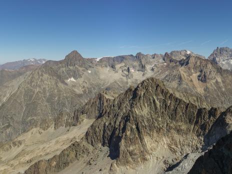 La vue vers le nord est aussi très sympa, avec l'aiguille du plat de la Selle et la Meije.