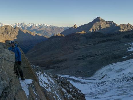 sur l'arête qui sépare les deux voies normales.