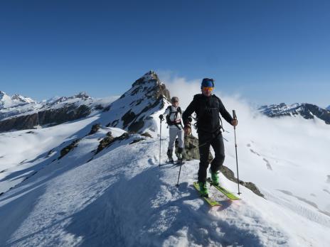 Sur la crête sommitale