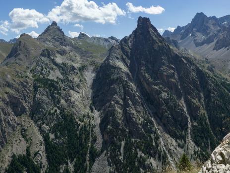 vue sur l'aiguille de Chillol et le vallon du même nom.