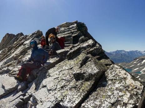 Petite pause sur l'arête du Pelve