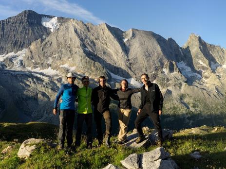 photo de groupe sur fond d'aiguille de l'Epéna et grande Casse.