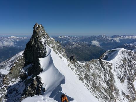 Après le grand gendarme, l'arête devient neigeuse et très fine.