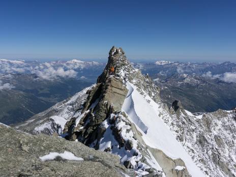 Un dernier passage rocheux à 150m du sommet, suivi d'une dernière partie neigeuse aérienne.
