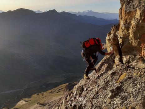 début des difficultés avec une première longueur en dalle.