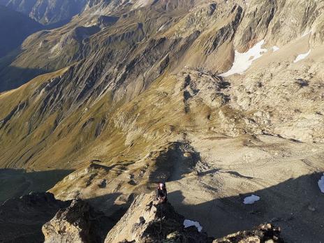 La suite avec une centaine de mètres très aérienne qui mène au sommet de la première pointe.