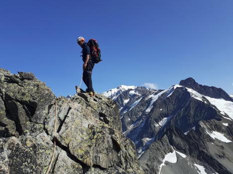 Bientôt en haut, avec vue sur le Mont Blanc et l'aiguille des Glaciers.