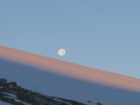 Le lune roule sur la pente