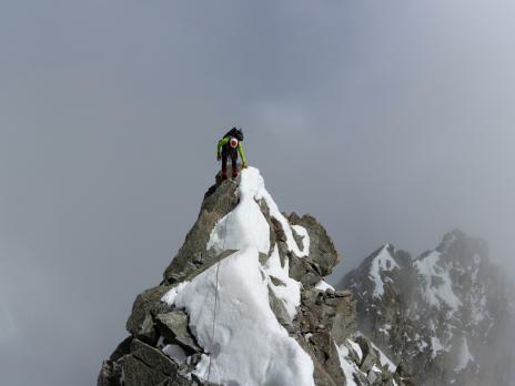 jolie petite arête avant la principale difficulté technique de la course, quelques mètres d'escalade qui laissent des souvenirs.