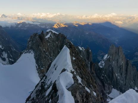 et sur les aiguilles de Peuterey, la blanche et la noire.