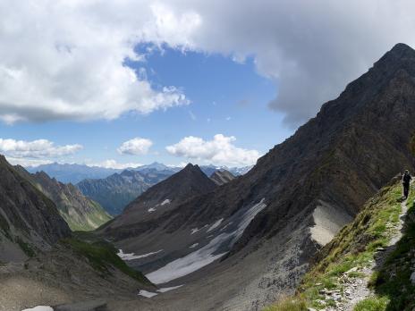 En passant sous le mont Favre au dessus du vallon de Youla que l'on vient de remonter.