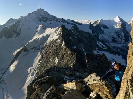 Le soleil nous accueille près du sommet.