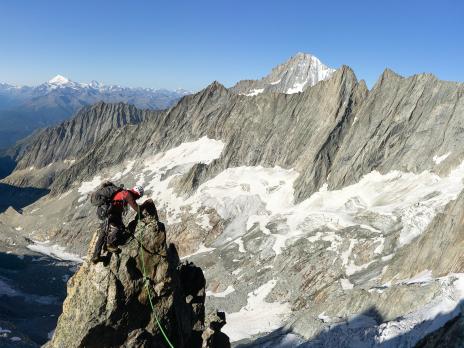 Le Bietschhorn en toile de fond tout le long de l'arête.
