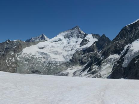 Sous le col Durand , vue sur l'Obergabelhorn, le Zinalrothorn et le Weisshorn, trois 4000 suisses particulièrement esthétiques.
