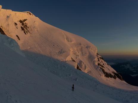 ... et illumination des séracs qui le dominent