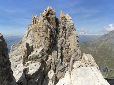 Vue du sommet du gendarme vers le sommet de l'Aliet et la partie déjà réalisée...