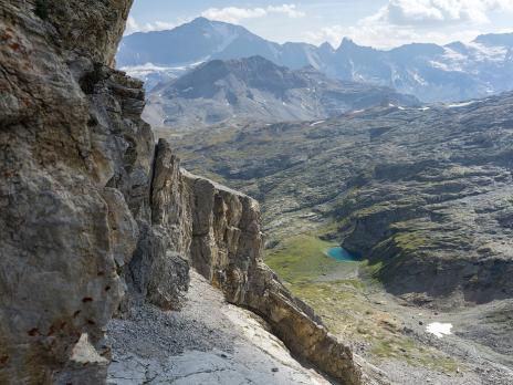 En contrebas, le lac de Plan Richard.