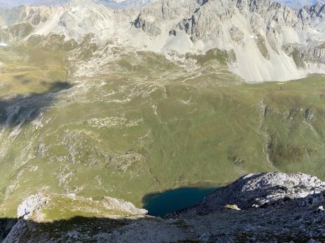 Descente versant Nord-Est vers le Mont Blanc de Peisey. En dessous le lac de la Plagne.