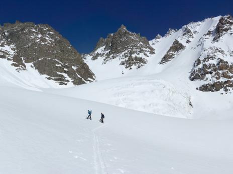 au fond, le col.