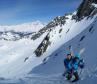 Montée à pied dans le raide couloir d'accès au col.