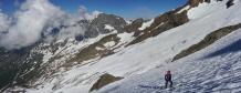 L'accès à l'arête se fait en traversant le glacier des Glaciers à l'horizontal.