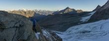 sur l'arête qui sépare les deux voies normales.