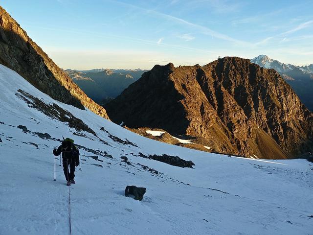 Montée vers le col des Roches au lever du soleil.