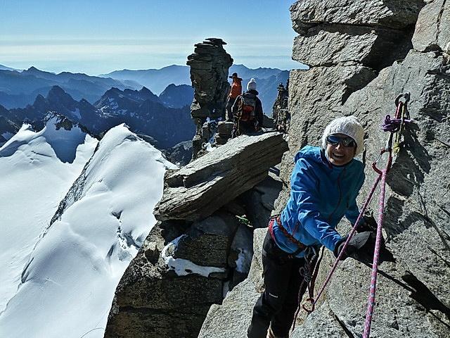 La traversée rocheuse pour accéder au sommet