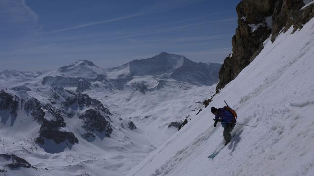 sur fond de grande casse