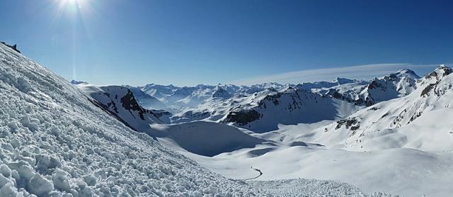 Les grosses avalanches de fonte au pied de la face sud