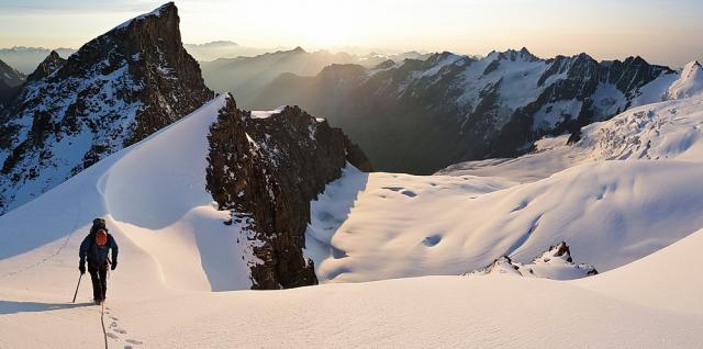 La facile arête neigeuse qui mène aux gendarmes rocheux du petit Paradis