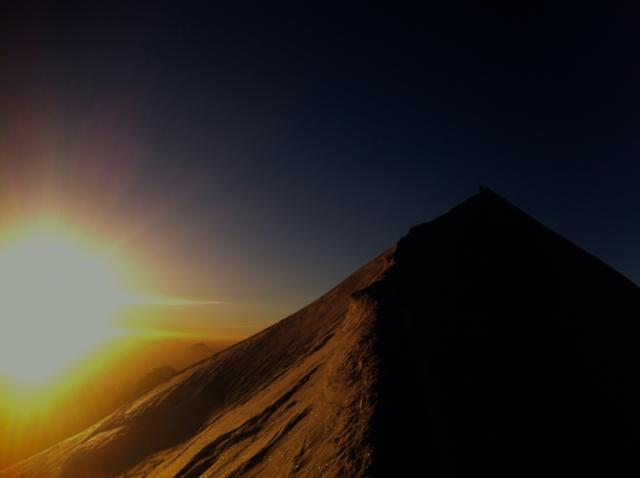 5.30 le soleil se lève sur le Mont Blanc.