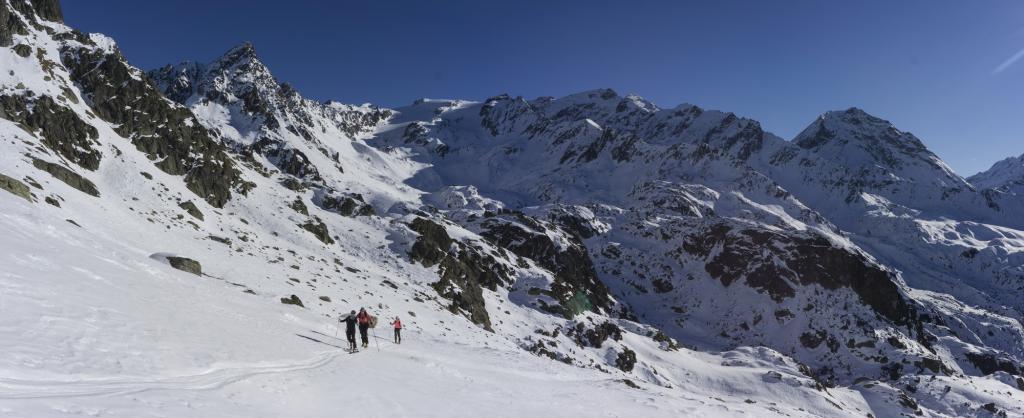 Au dessus du refuge du Ruitor. Au fond, la Becca du Lac, le petit Assaly, le glacier du Grand et le Bec de l'Ane... dans le désordre.