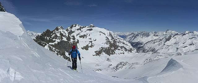 Au pied de l'arête est.
