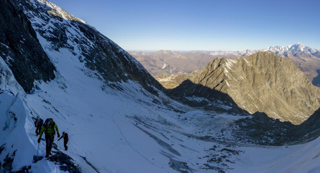 passage de la première grosse crevasse sur le glacier du grand col.