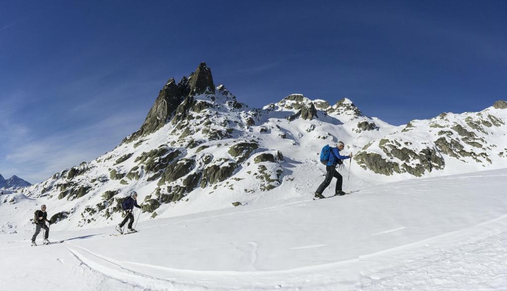 Sous la face sud des Oeillasses et ses voies d'escalade.