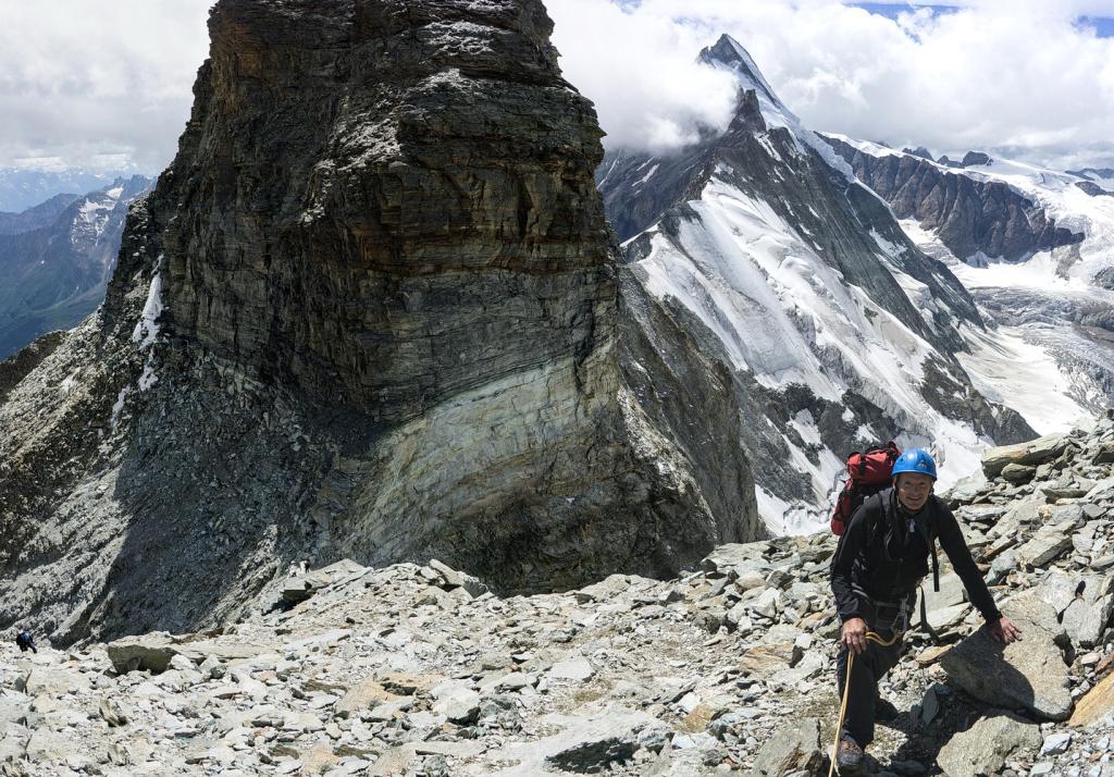 En montant au refuge Carrel, vue sur la tête de lion et la dent d'Hérens