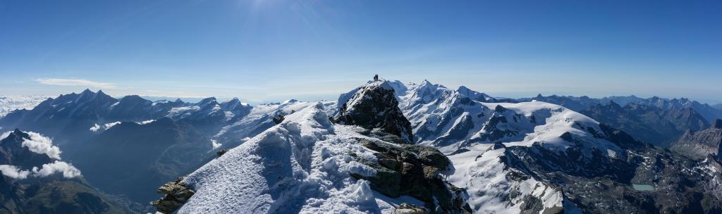 Sommet suisse depuis le puis le sommet italien