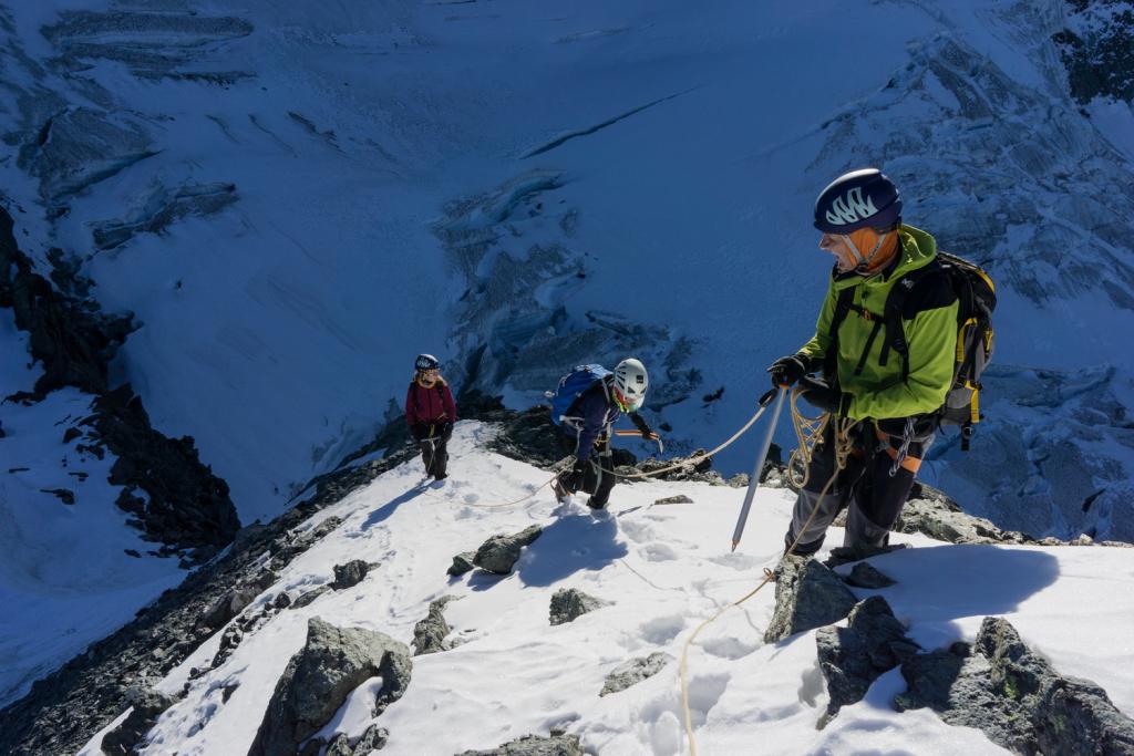 ...sur fond de (très) grosses crevasses, côté glacier du Geay.