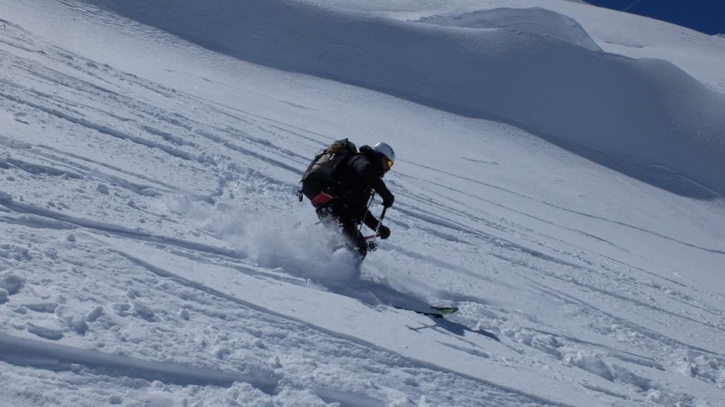 Poudreuse  à la descente en face nord
