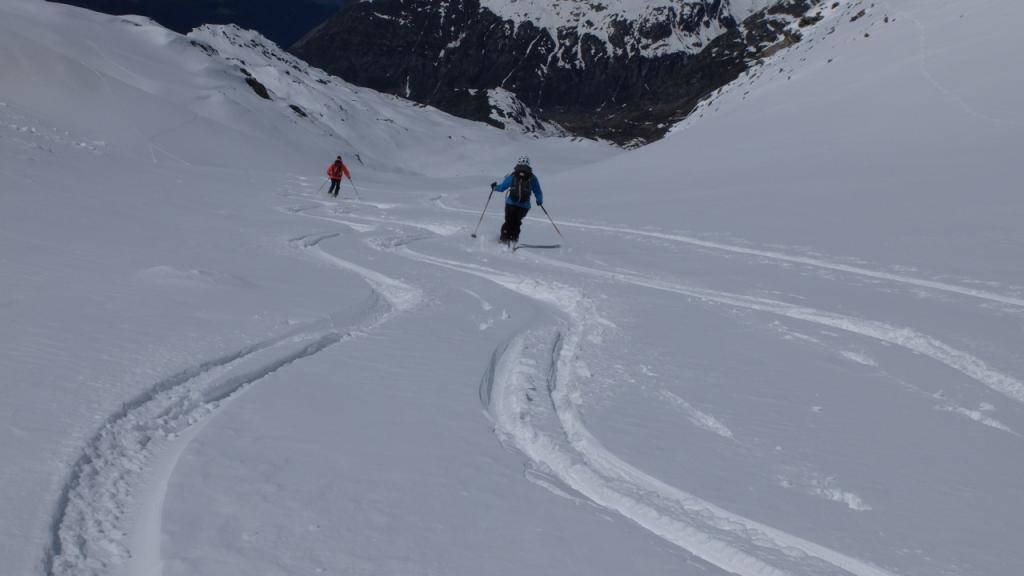 Beaux virages en poudreuse