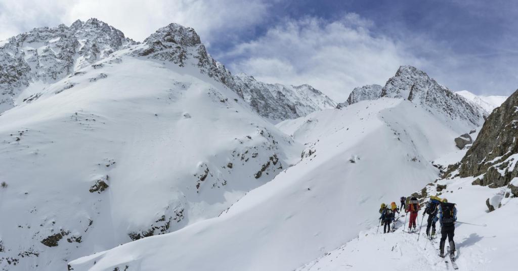La très longue et très belle montée au bivouac Sarshal (3750m)