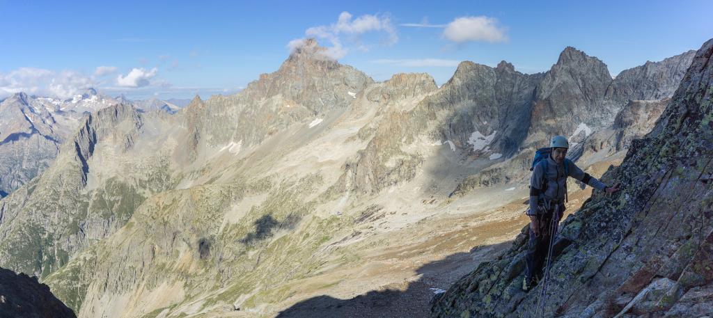 En arrière plan, la très impressionnante aiguille du plat de la Selle.