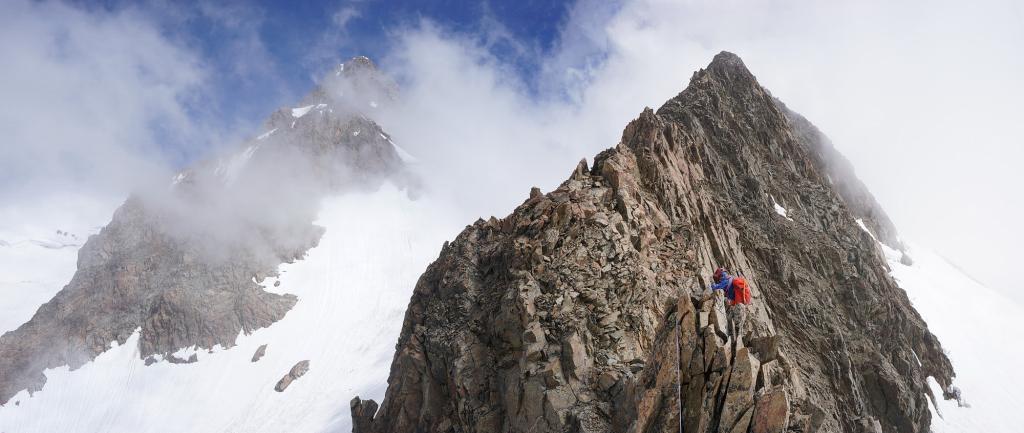 L'arête Franco italienne de la grande aiguille en arrière plan.