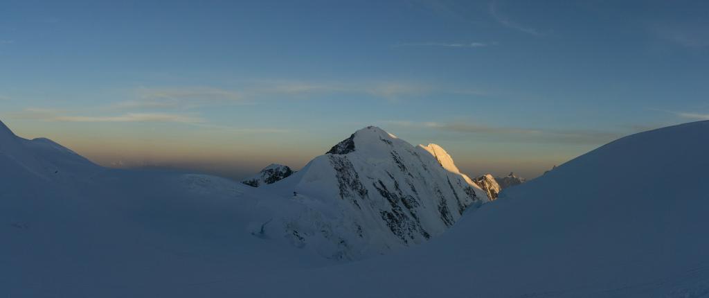 L'arête du Lyskamm au lever du jour.