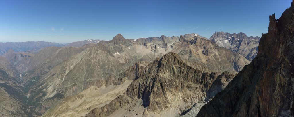 La vue vers le nord est aussi très sympa, avec l'aiguille du plat de la Selle et la Meije.